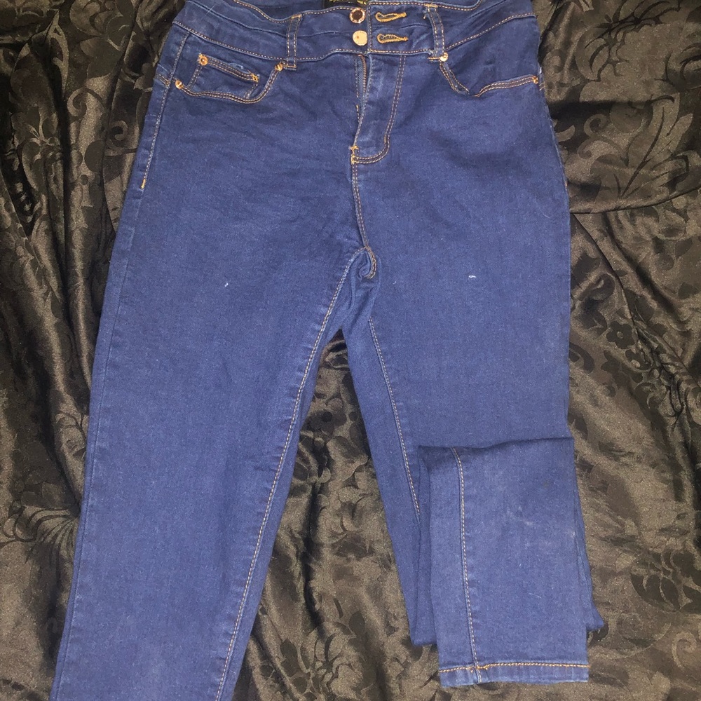 ‘Buttlift’ jeans